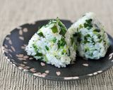 お花見弁当に！ わかめと豆苗のおむすび作り方5写真