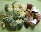 簡単！ブロッコリーと生椎茸のプチスープ。作り方1写真