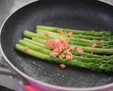 卵乗せ♡鮭フレーク＆粉チで焼きアスパラ作り方5写真