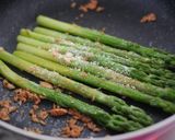 卵乗せ♡鮭フレーク＆粉チで焼きアスパラ作り方6写真