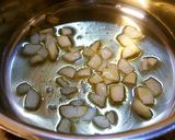 牛カルビスープにねぎ＆ワカメ。作り方1写真