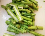 捨てずに簡単！春菊の茎と人参のきんぴら作り方1写真
