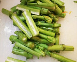 捨てずに簡単！春菊の茎と人参のきんぴら作り方1写真