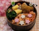 鮭ハラスと桜の花びらのお弁当作り方4写真