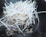 豚肉ともやしのコチュジャン炒め。作り方2写真