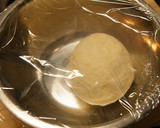 粉とお湯だけ！手作りもちもちの餃子の皮作り方5写真