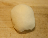 粉とお湯だけ！手作りもちもちの餃子の皮作り方6写真