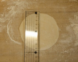 粉とお湯だけ！手作りもちもちの餃子の皮作り方10写真