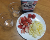 角切りりんごと苺のヨーグルトパフェ♡作り方1写真