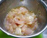 簡単！むね肉と春菊の胡麻醬油和え作り方2写真