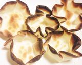 簡単！餃子の皮でアボガドトマトカップ♡作り方3写真