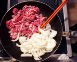 お弁当に！豚肉と玉ねぎの旨辛醤油炒め作り方1写真