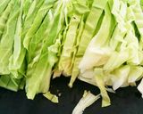 【おつまみに副菜にも！】鶏皮キャベツ蒸し作り方1写真