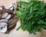 簡単♪小松菜とニラ鶏むね肉のナンプラー煮作り方1写真