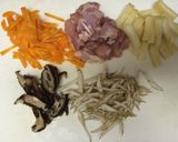 調味料はめんつゆだけ！簡単五目ごはん作り方1写真