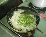【簡単】もやしと小ネギの鮭フレーク炒め作り方2写真
