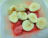 甘いバナナの、甘酸っぱい苺和え作り方3写真