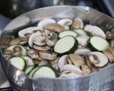干したズッキーニときのこのお味噌汁作り方4写真