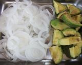 焼きアボカドと新玉ねぎサラダ作り方1写真