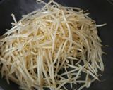 ☆豚バラ肉ともやしの焼肉ダレ炒め☆作り方3写真