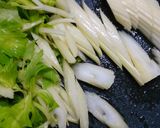 塩麹で軟らか美味しい鳥とセロリの炒め物作り方2写真