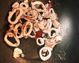 イカのキムチとキュウリの炒め物作り方2写真