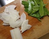 大根と絹さやの豚そぼろ味噌炒め作り方1写真
