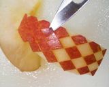 りんごの飾り切り②〈ダイヤ柄〉作り方3写真