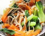 チンゲン菜とにんじんの麺つゆ胡麻和え作り方1写真