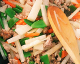 簡単！きぬさやと挽き肉の味噌マヨいため作り方3写真
