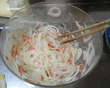 お好み焼き味！新たまねぎの生サラダ作り方3写真