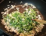 豆苗と鶏ひき肉の塩麹炒め作り方5写真