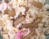ふきと鶏肉の炊き込みごはん　桜の花のせ作り方9写真