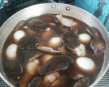 干し椎茸とゆで卵と鶏肉の煮物です～★作り方3写真