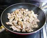豚こまガリバタ照り焼き☆半熟目玉焼きのせ作り方3写真