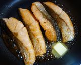 フライパンで【サーモンのバター醤油焼き】作り方5写真