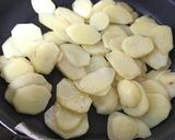 フライパンでポテトとトマトのチーズ焼き作り方2写真