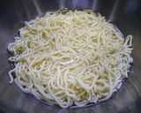 簡単！もちもち水戻しラー麺ピザ作り方1写真