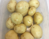 ほっこり美味しい！揚げ新じゃがのそぼろ煮作り方1写真