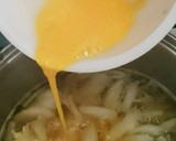 簡単！めんつゆで新玉ねぎのかき玉汁作り方3写真