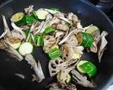 鶏肉とズッキーニーと蓮根のごま炒め作り方5写真