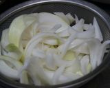 鶏手羽元と新玉ねぎの煮物作り方1写真