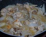 鶏手羽元と新玉ねぎの煮物作り方4写真