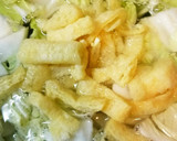 カブと白菜と油揚げの味噌汁作り方4写真