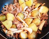 ごはんにお酒に!新じゃがときのこの炒め煮作り方3写真