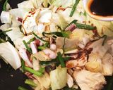 葉にんにくとイカとキャベツの中華炒め作り方4写真