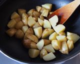 栄養オイルで＊新じゃがチキンの揚げ焼き＊作り方3写真