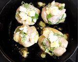 お弁当に！チーズと大葉で鶏胸肉の丸め焼き作り方3写真