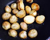 手羽元と新じゃがの炒め煮♪作り方3写真