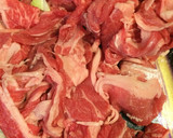 牛肉とニンニクの芽と玉ねぎオイスター炒め作り方1写真
